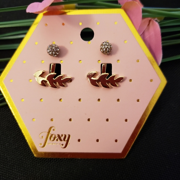 🇨🇦GARDENIA EARRINGS IN GOLD🇨🇦 - Picture 5 of 6